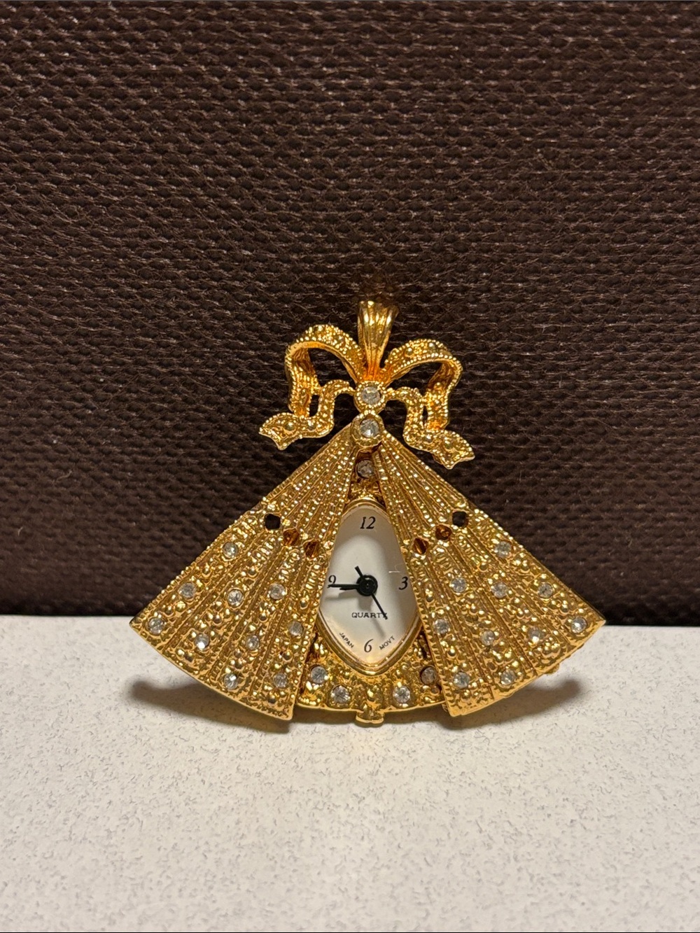 Vintage fan pendant with watch
